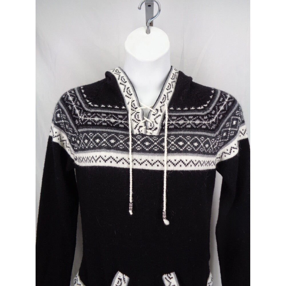 Elegant Black and White Patterned Hooded Sweater - Picture 7 of 16